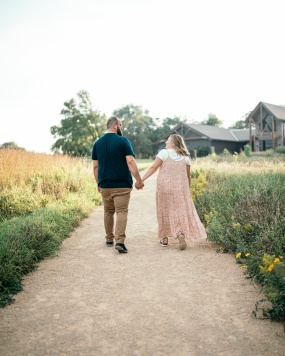 手牵手微胖情侣图片